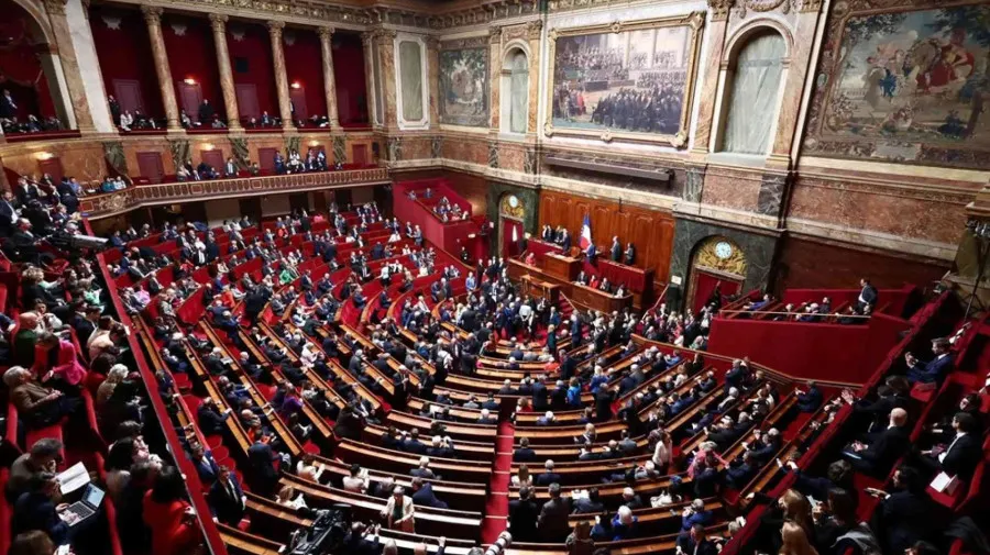 Parlamento francês aprova restrições de internet para menores