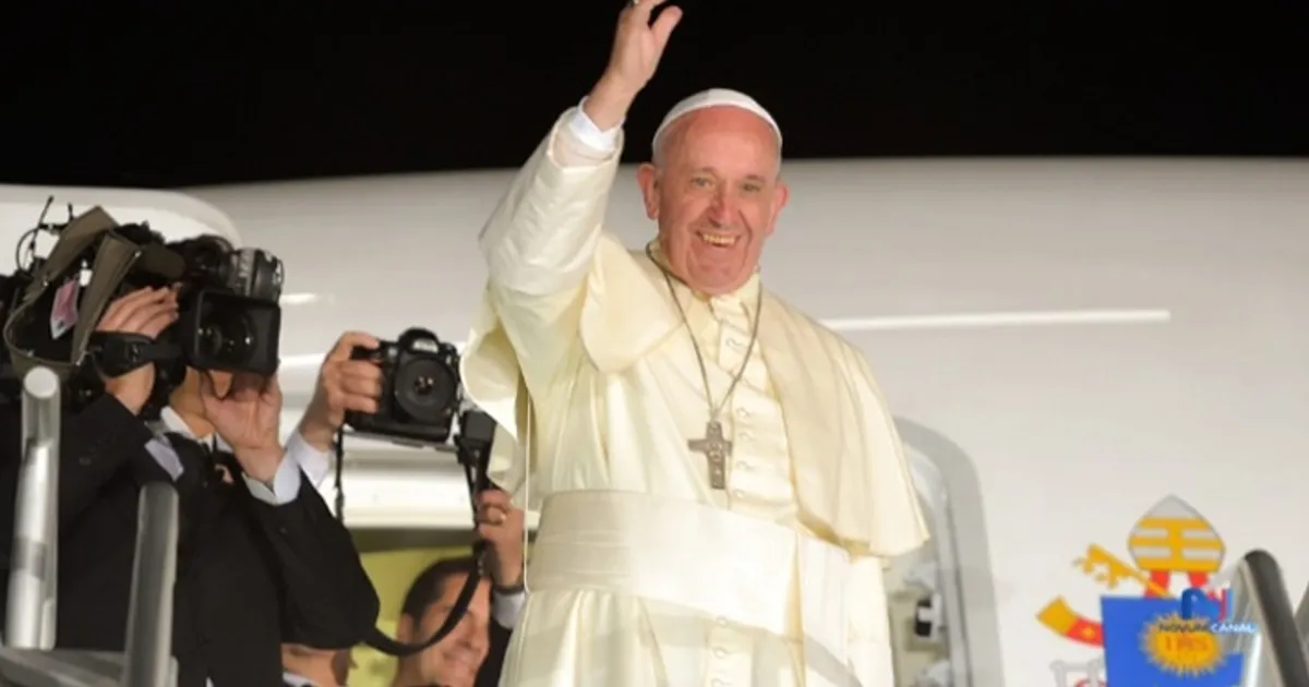 Máquina fotográfica do Papa Francisco leiloada por 6,5 milhões de euros
