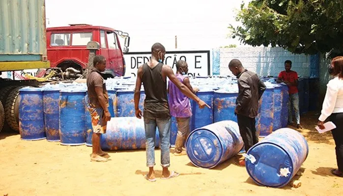 Polícia moçambicana apreende 820 litros de gasolina contrabandeada