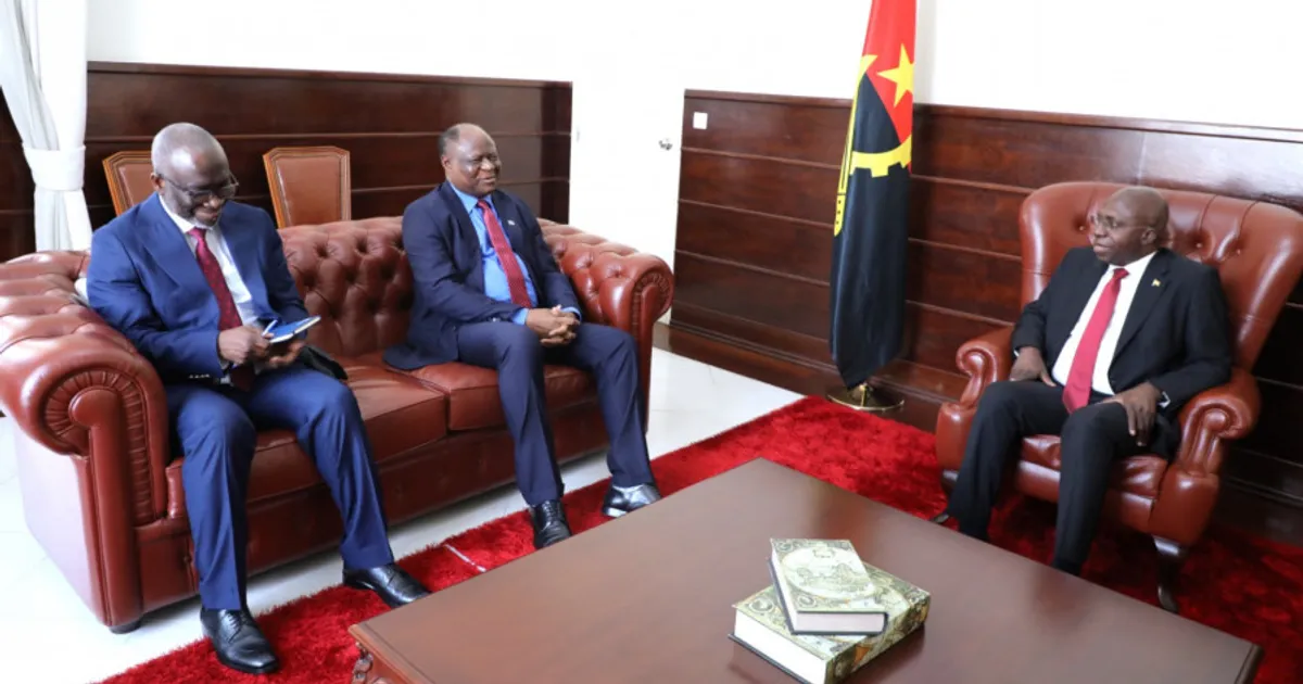 Ministro das Relações Exteriores reúne-se com embaixadores da RDC e de Portugal