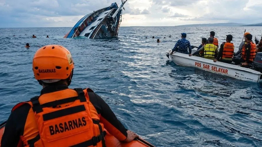 Naufrágio de catamarã no Mar de Java deixa seis mortos e 129 desaparecidos