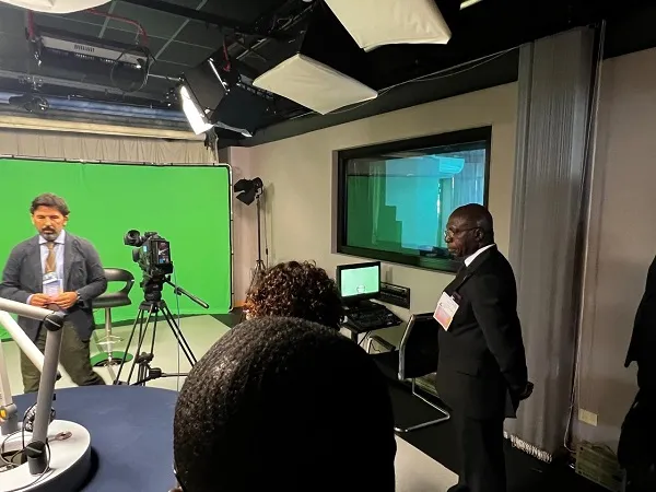 Téte António visita Centro da Rádio e Televisão de Angola na sede da FAO