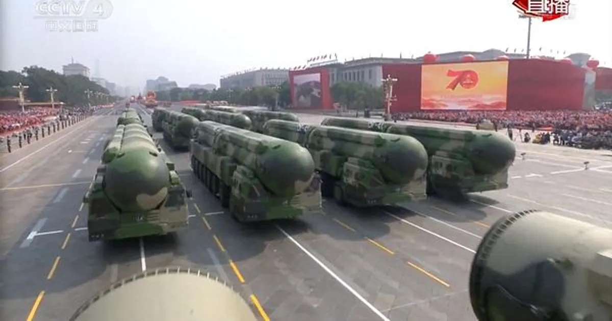 China apresenta novos mísseis nucleares, drones e lasers