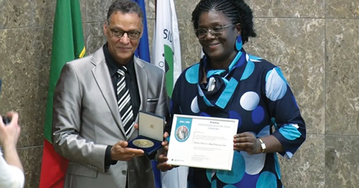 Médica angolana premiada em Portugal