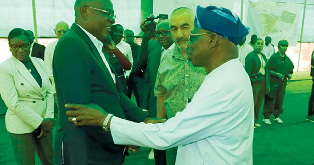 Ex-Presidente da Nigéria incentiva bancos africanos a financiarem projectos