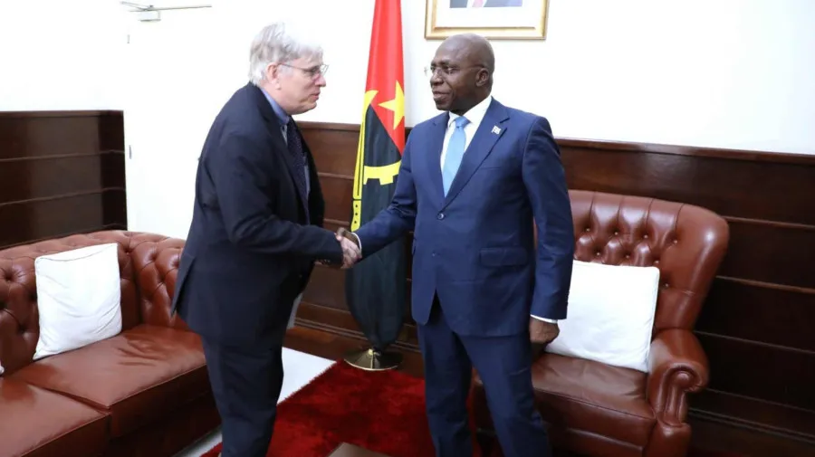 Cooperação África e Europa abordada em encontro entre Téte António e Alex Vines