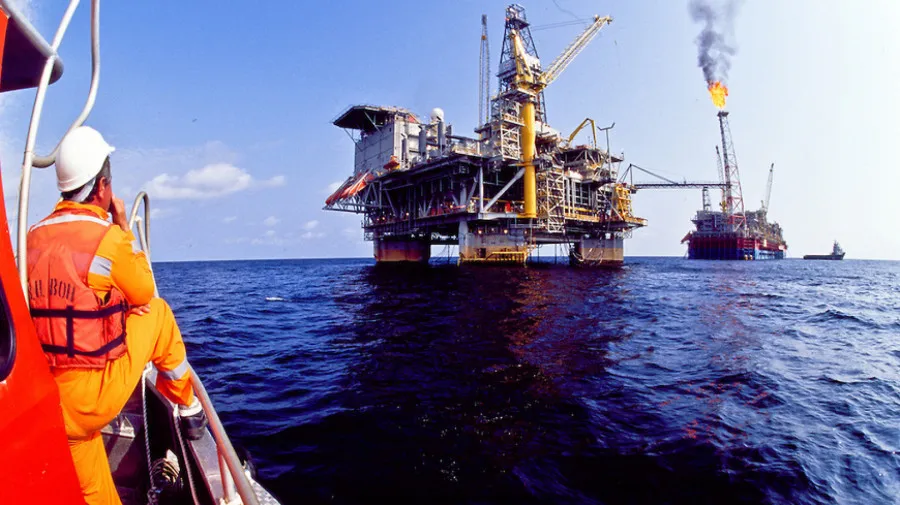 Barril de petróleo Brent fecha nos USD 112,19