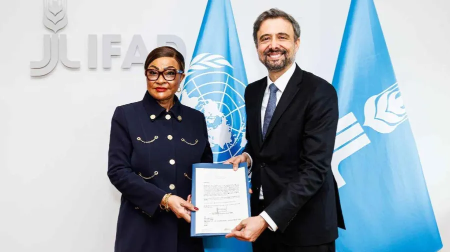 Enbaixadora Josefa Sacko entrega acordo-sede com FIDA