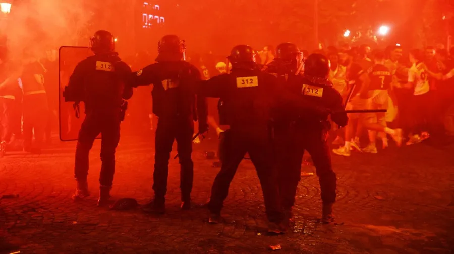 Confronto entre torcedores em Paris deixa 65 detidos e 6 feridos