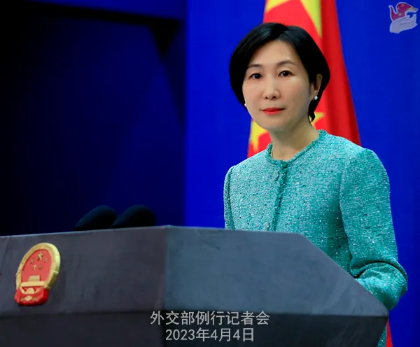 China confirma que três navios chineses cruzaram Estreito de Ormuz