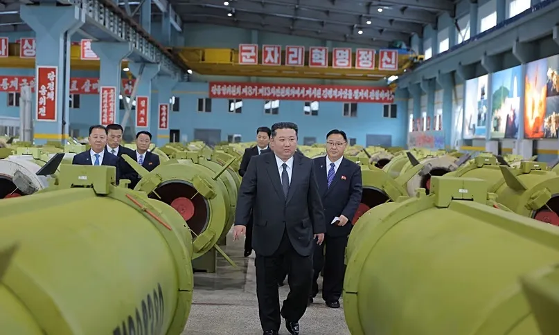Coreia do Norte revela lançador de mísseis capaz de disparar ogivas nucleares