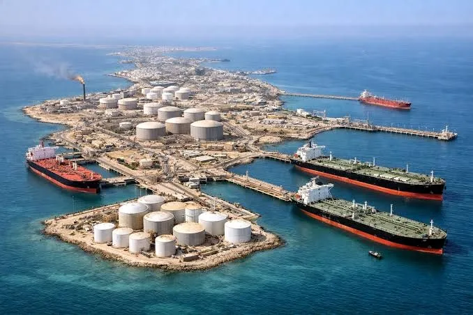 EUA ameaçam destruir ilha de Kharg se Ormuz não reabrir