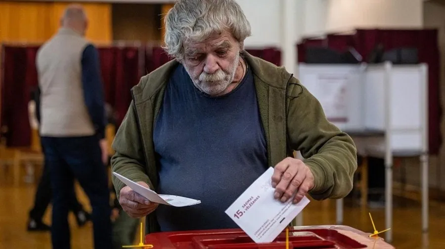 Letónia realiza eleições sob preocupação com a segurança regional