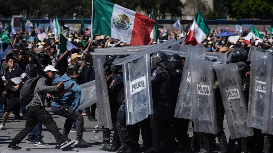 Professores mexicanos derrubam estátuas do Mundial durante protestos