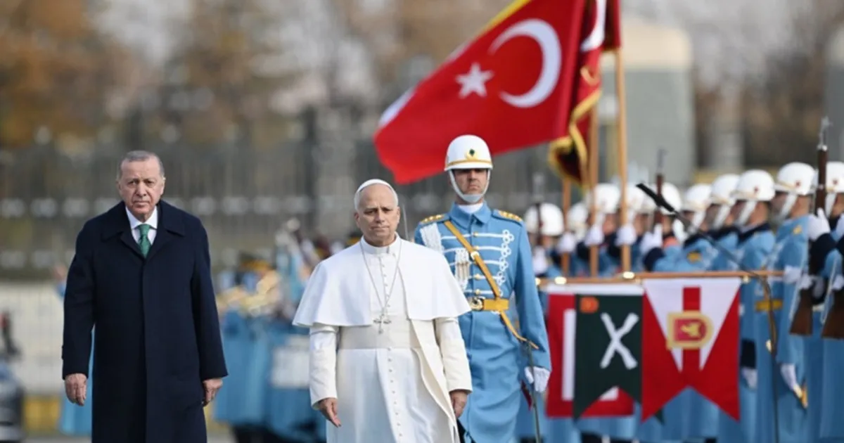 Leão XIV chega à Turquia na sua primeira viagem internacional como papa
