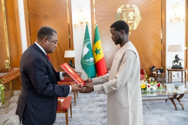 Egídio de Sousa Santos apresenta credenciais e é acreditado embaixador de Angola no Senegal