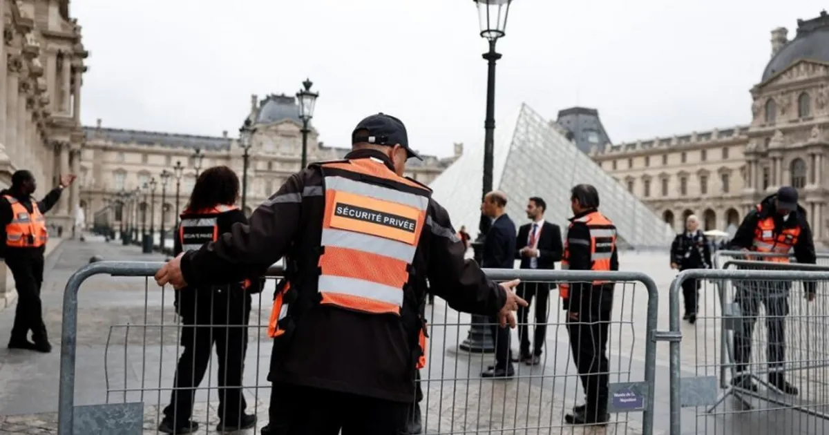 França reforça segurança de locais culturais após roubo no Louvre