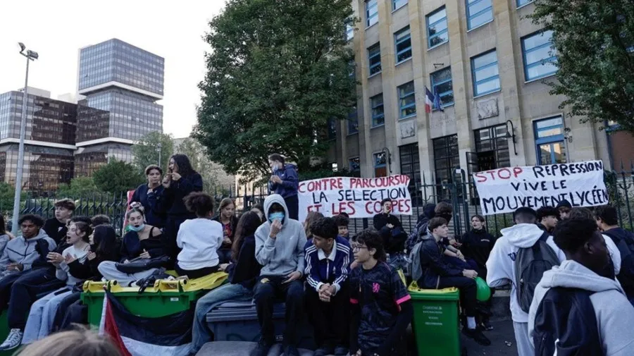 Protestos estudantis encerram centenas de escolas em França