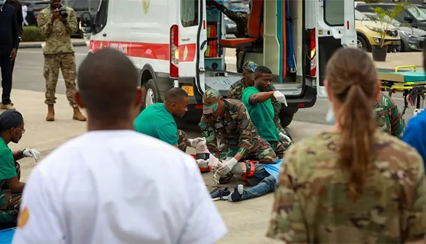 Profissionais de saúde militares dos EUA e de Angola realizam exercício de prontidão médica