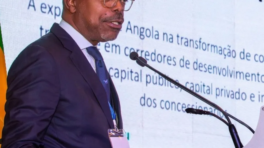 Ministro dos Transportes defende partilha dos custos de abertura de novas rotas aéreas