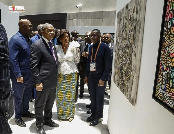 João Lourenço visita exposição de artes plásticas na Bienal de Luanda
