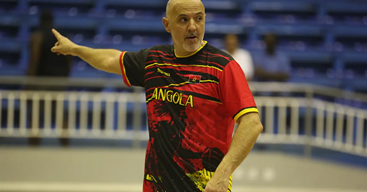 Basquetebol: Federação renova contrato com Pep Clarós até 2027