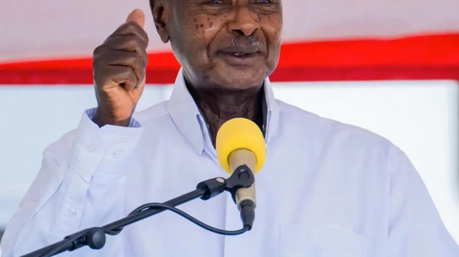 Yoweri Museveni vence eleições e estende mandato para 45 anos no poder
