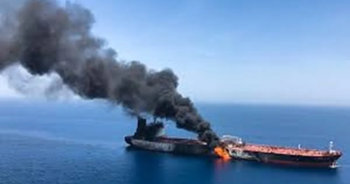 Petroleiro dos Camarões atingido por projétil incendeia-se ao largo do Iémen