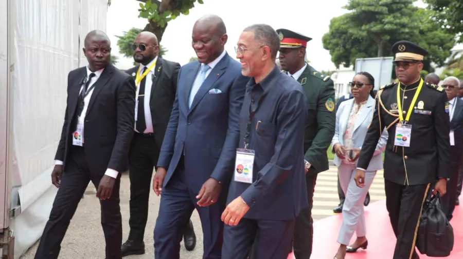 Presidente Brice Nguema inteira-se do funcionamento da Refinaria de Luanda