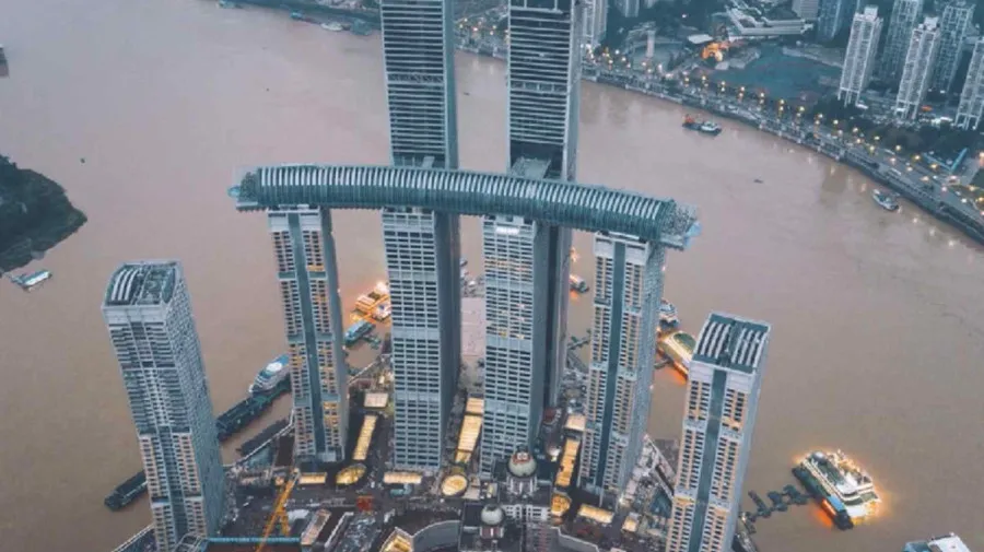 China inaugura arranha-céu horizontal de 300 metros