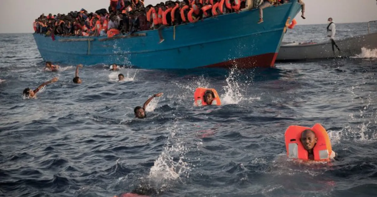Mais de 300 migrantes africanos resgatados perto das Canárias