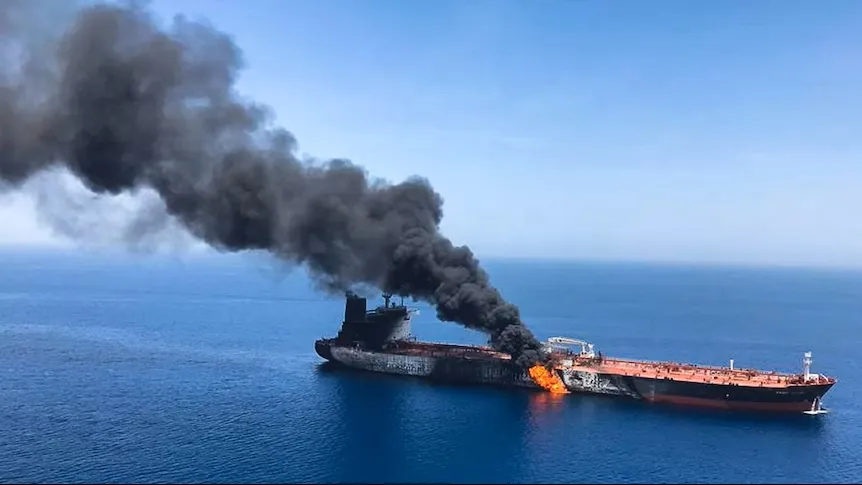 Explosão causa incêndio em navio sul-coreano no estreito de Ormuz