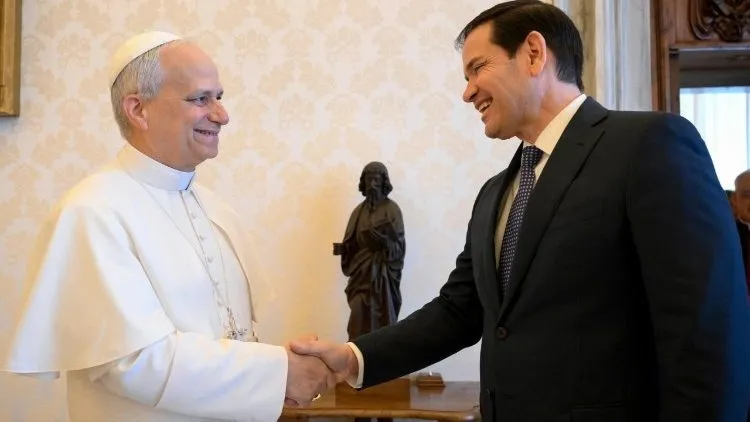 Chefe da diplomacia dos EUA visita Vaticano e Roma após críticas de Trump