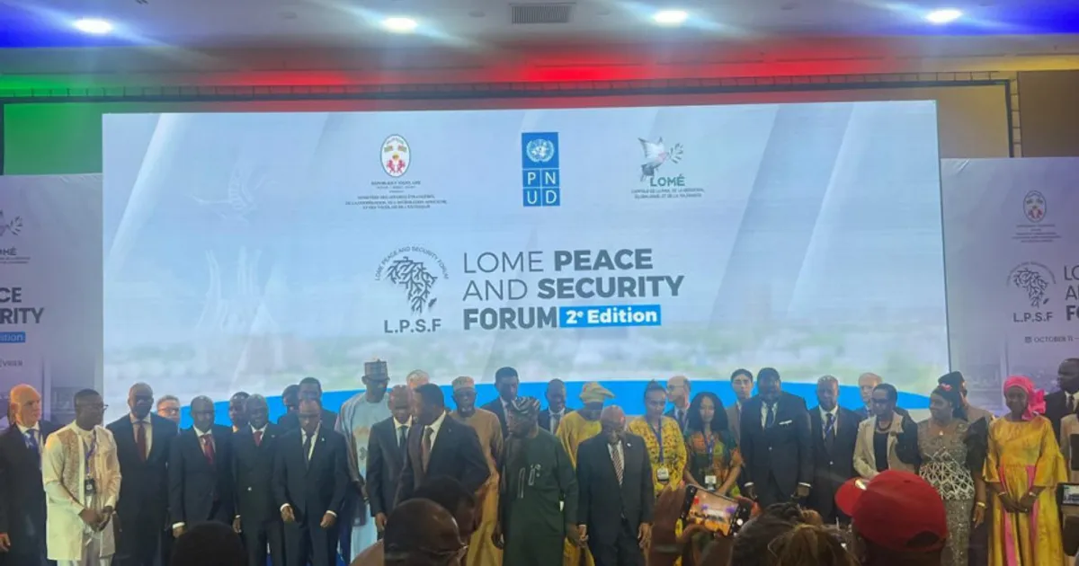 Minsitro Téte António participou no Fórum de Paz e Segurança de Lomé