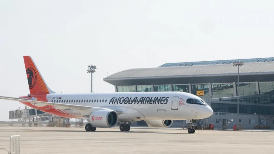 TAAG reforça frota com novo Airbus A220-300