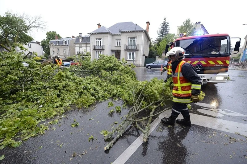 Tornado provoca dezenas de feridos no sul de França