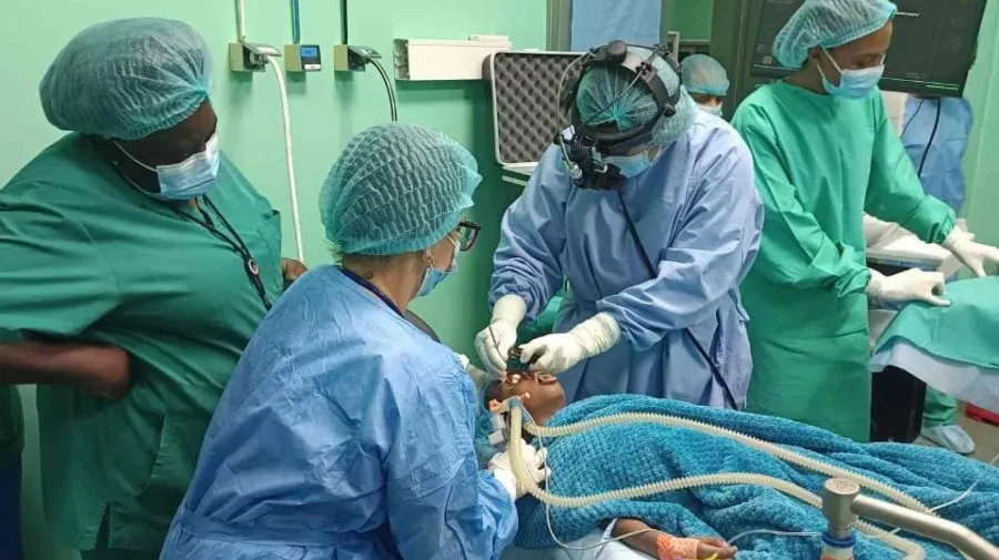 IONA faz primeiro tratamento de retinoblastoma em Angola com laser e crioterapia
