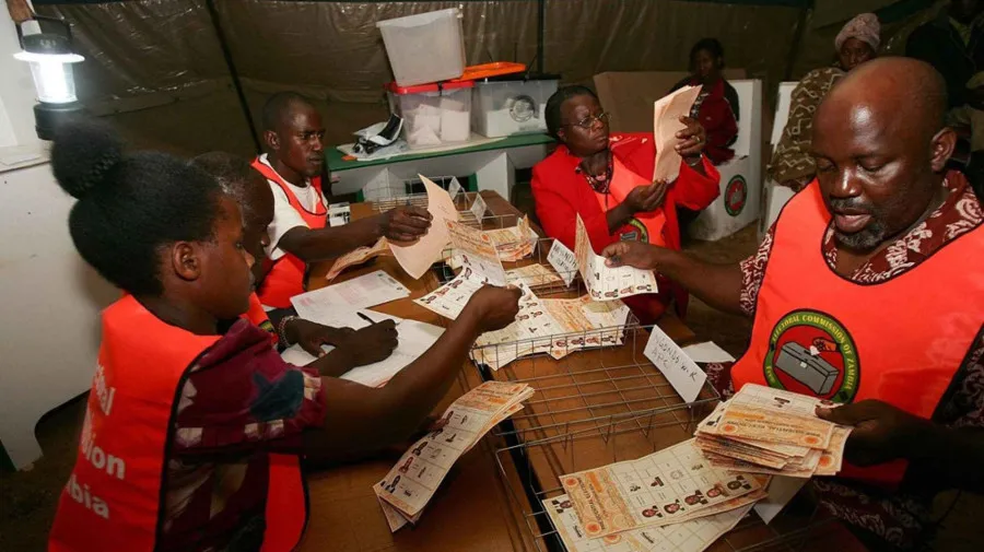 Zâmbia suspende contagem de votos devido a violência e furto de boletins