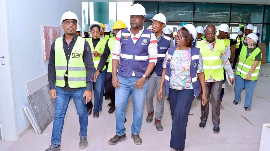 Ministra acompanha obras de unidades hospitalares em Luanda