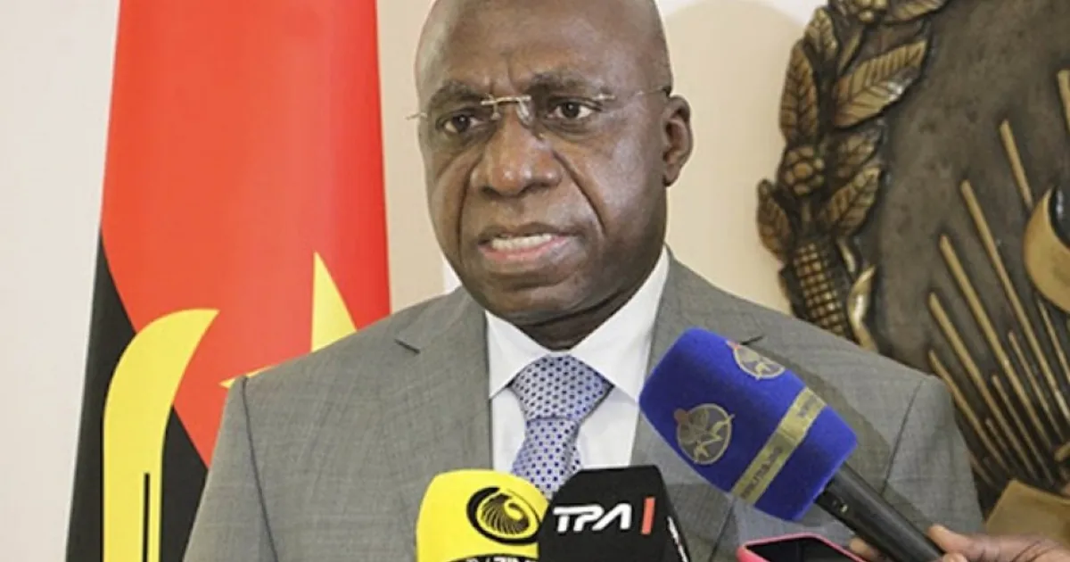 Ministro Téte António representa PR na cimeira da SADC no Madagáscar