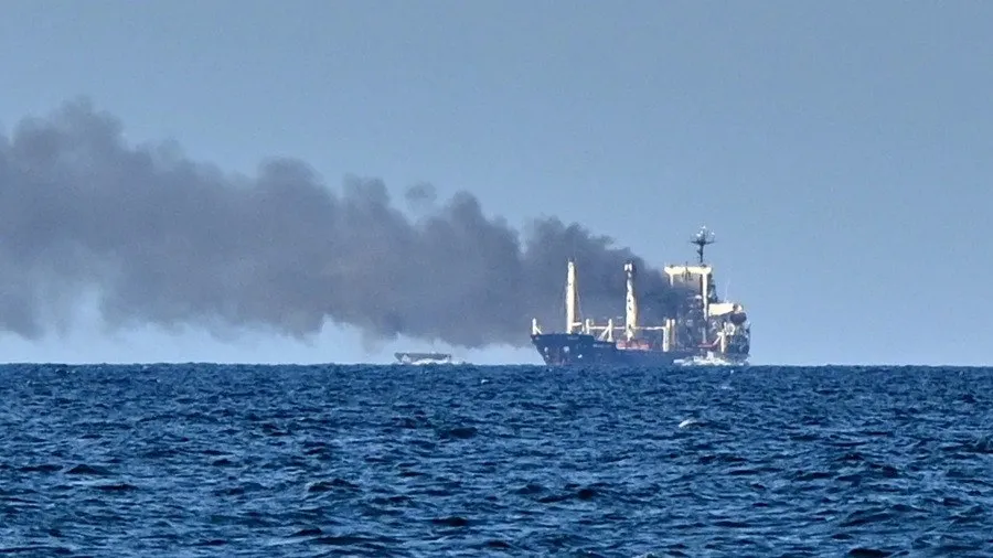Dois navios comerciais atingidos por drones no Mar Negro: um afundou e 11 marinheiros continuam desaparecidos