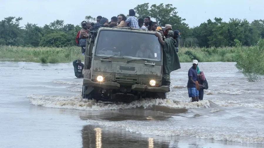Militares sul-africanos resgatam 500 pessoas das cheias em Moçambique