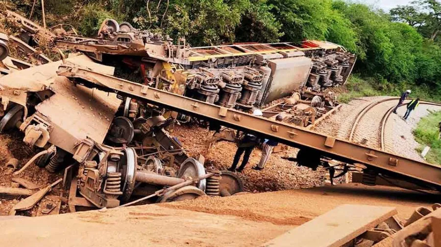 Comboio de carga descarrila sem causar vítimas mortais