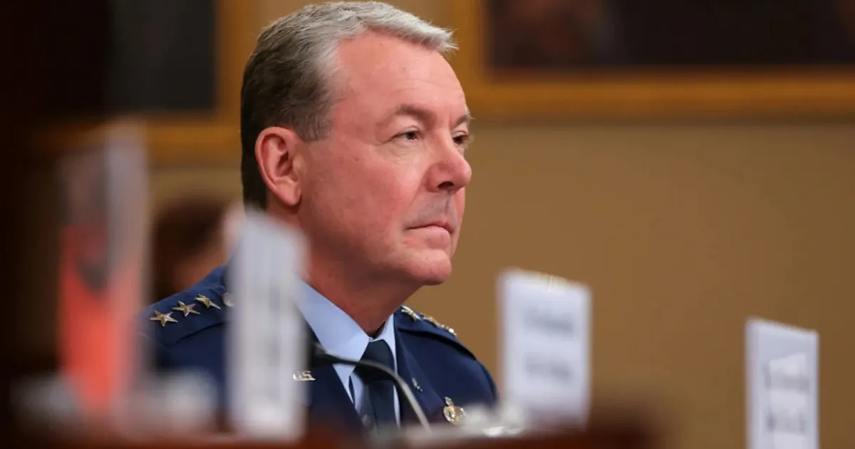 Chefe da inteligência militar demitido após relatório que Trump não gostou