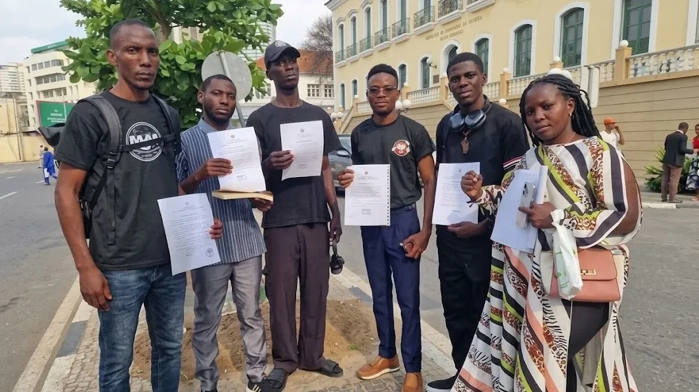 Tribunal absolve jornalistas e activistas detidos em Angola, mas mantém medidas de coacção