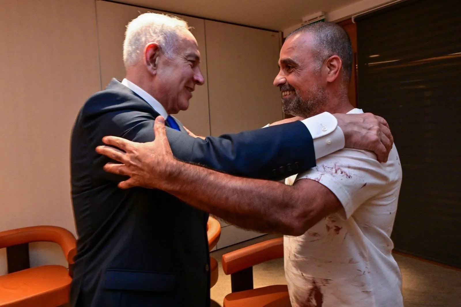 Netanyahu recebe passageiro que ajudou a impedir ataque em voo da Flydubai