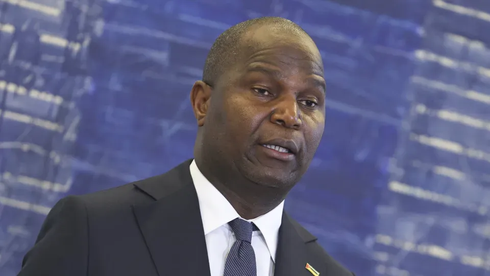 Moçambique. Líder Frelimo pede aos deputados do partido reflexão face à idade de aposentação