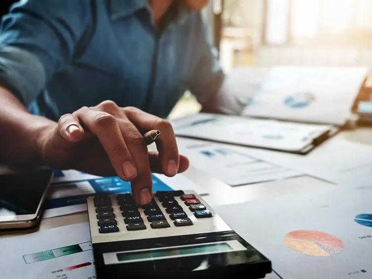 Ajustes directos absorveram 93% do valor da contratação pública em 2025