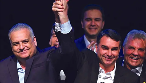 Flávio Bolsonaro prepara equipa para as presidenciais