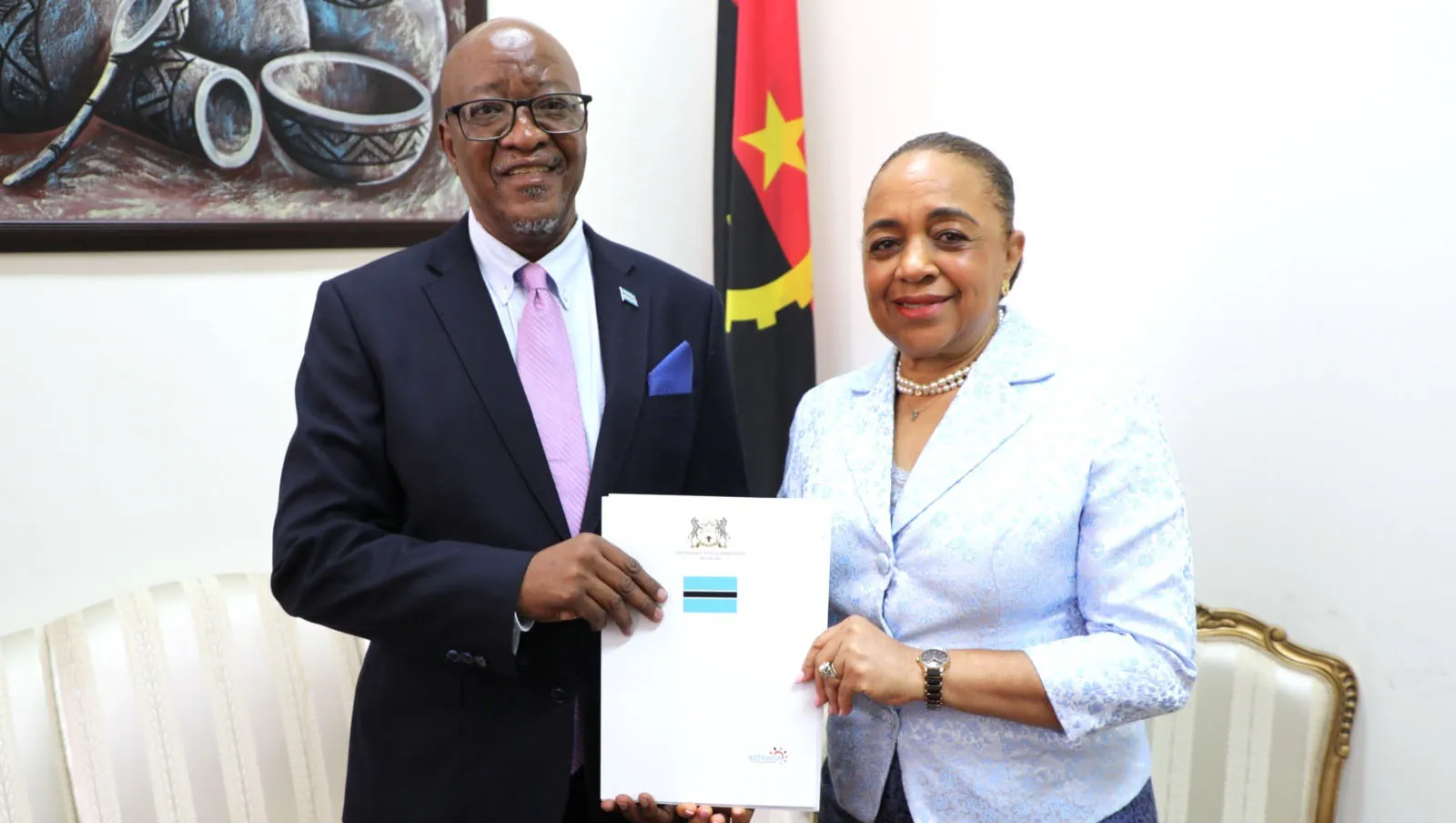 Esmeralda Mendonça recebe Cartas Figuradas do embaixador do Botswana